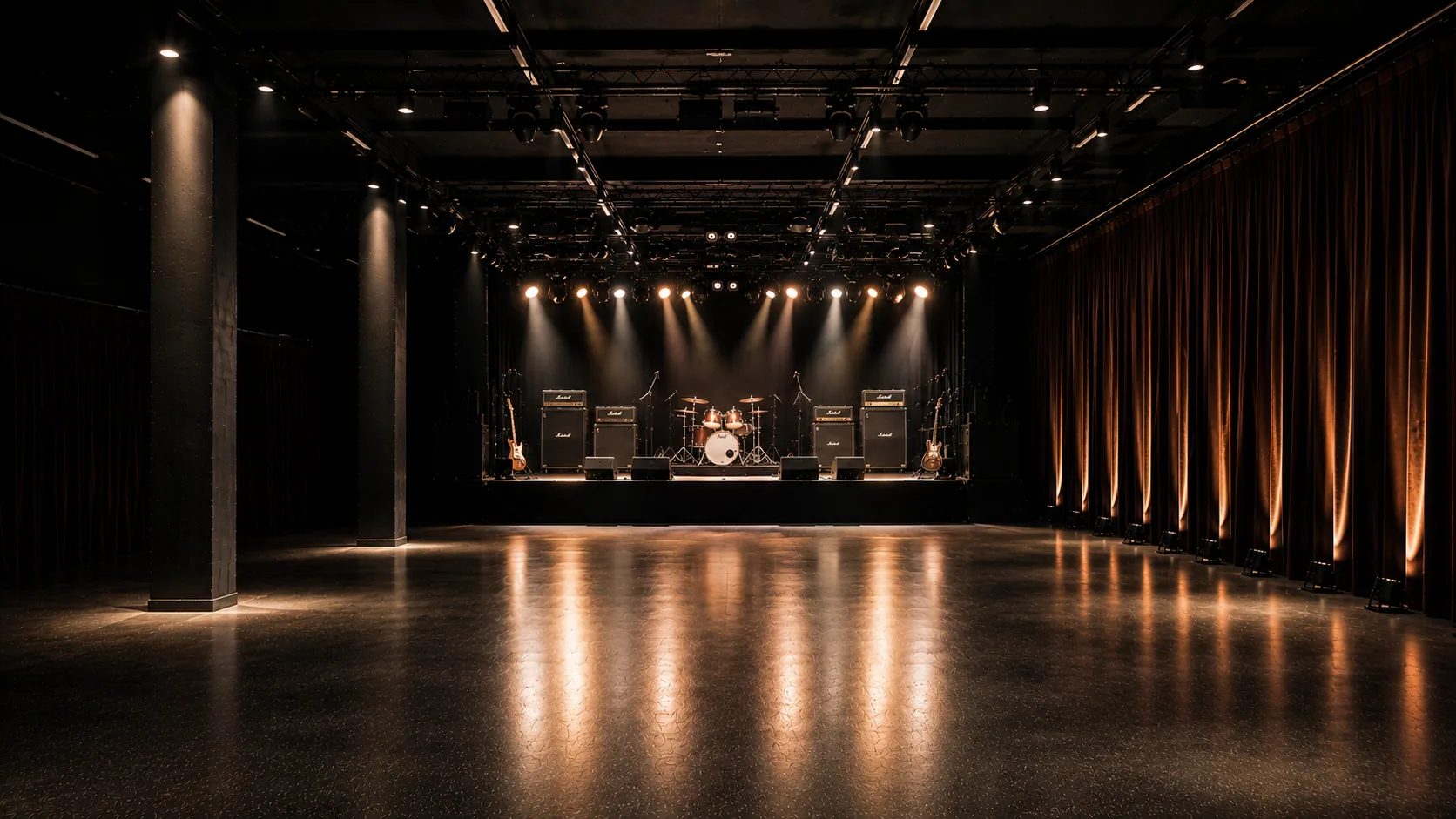 Saal der Anna Spree mit Bühne und Bandsetup